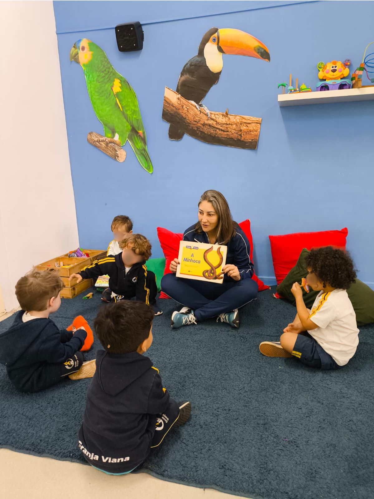 Professora com crianças da Educação Infantil na EGV